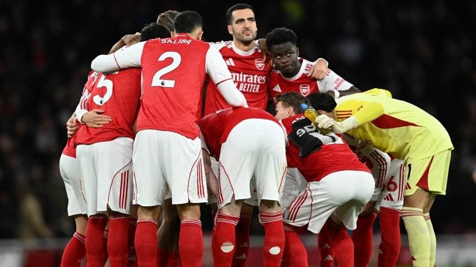 本赛季东契奇缺席时里夫斯场均41+10+5，湖人3胜1负（东契奇缺阵的本季交锋中，里夫斯场均41+10+5，湖人战绩3胜1负）