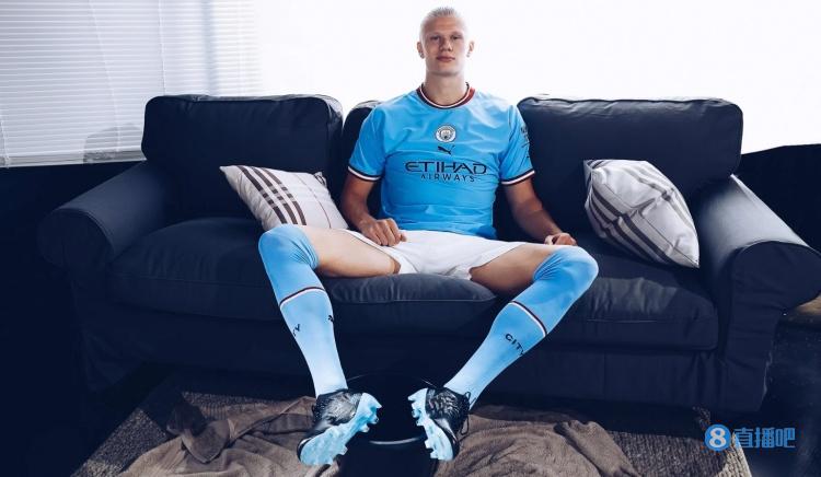 足球国足公开训练吸引千名球迷现场加油（国足公开训练吸引上千球迷到场助威）