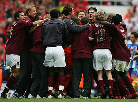 英超中游陷大乱斗！11队仅差6分，曼联利物浦等四队同积26分（英超中游混战白热化：11队分差仅6分，曼联、利物浦等四队同积26分）