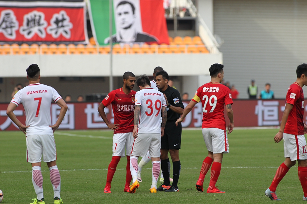 反身扣篮震撼全场（反身暴扣引爆全场）