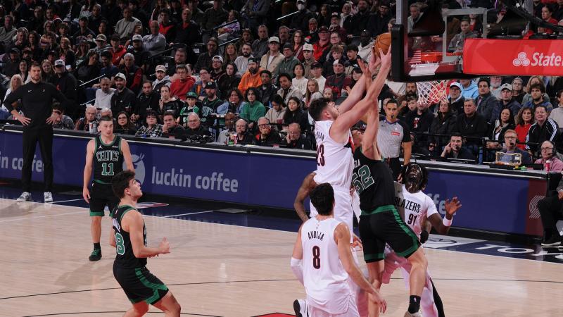 手感冰凉！麦克布莱德半场7中1仅拿2分1篮板2助攻（状态低迷！麦克布莱德半场7投仅1中，仅得2分1篮板2助攻）