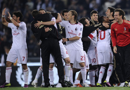 贝林厄姆2年来首次接定位球传球得分，今年进球追平维尼修斯（贝林厄姆时隔两年再度接定位球传中破门，本年度进球数追平维尼修斯）